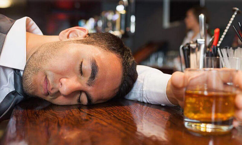 Lạm dụng rượu bia thường xuyên sẽ khiến ham muốn tình dục ở nam giảm mạnh